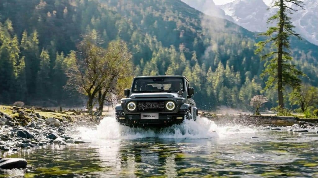 Le pick-up 212 vu de face traversant une rivière