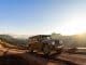Le 212 T01 cinq portes vert foncé sur une piste de montagne
