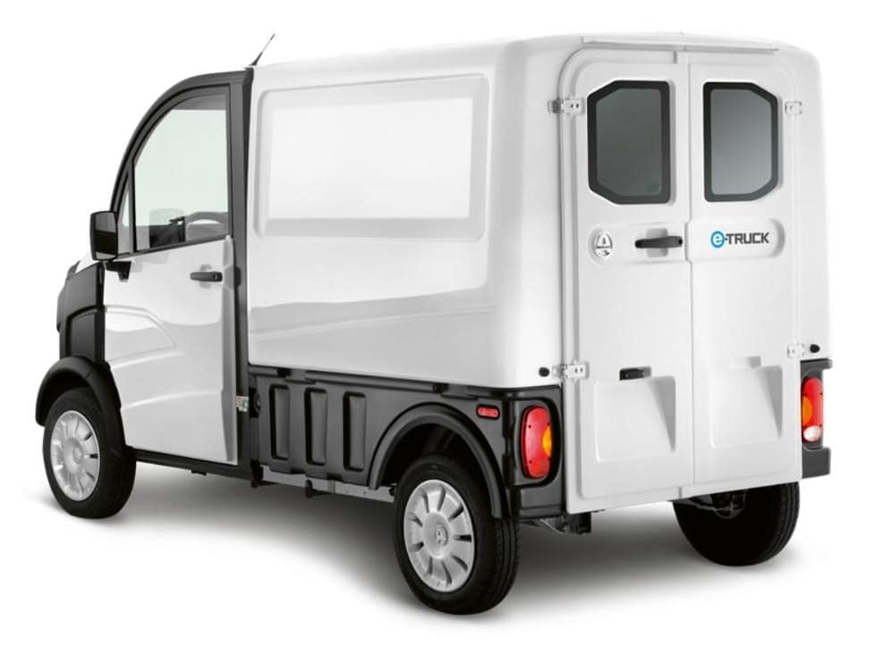Aixam e-Truck Fourgon blanc vu de trois quarts arrière