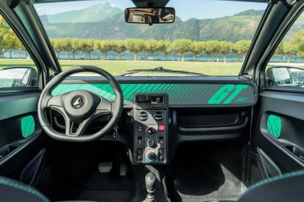 Planche de bord de l'Aixam Easy GT avec insert vert jade