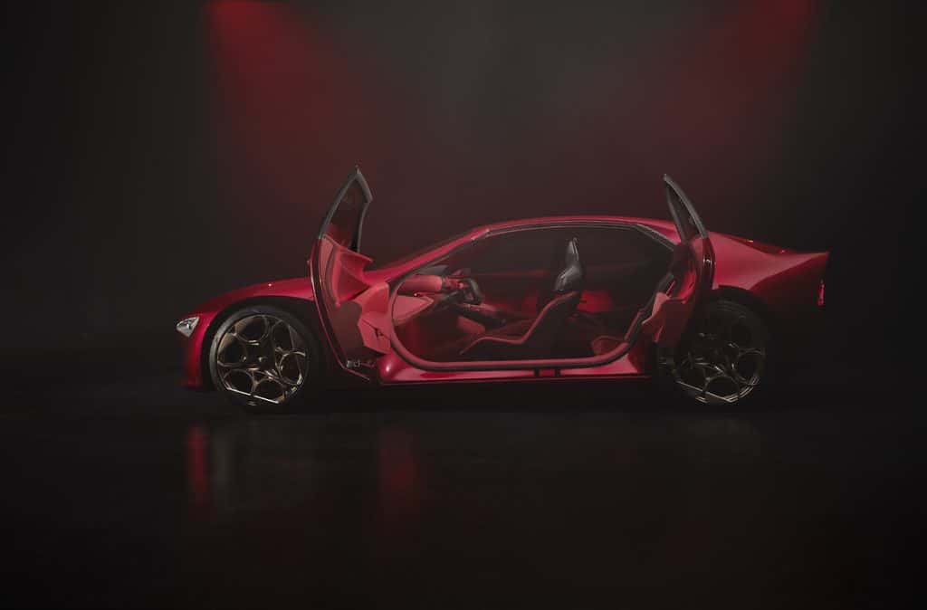 Alfa Romeo Cuorerosso portes ouvertes, habitacle rouge visible