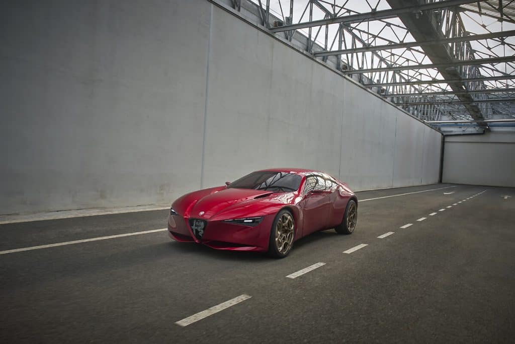 Alfa Romeo Cuorerosso de trois quarts avant dans un hangar