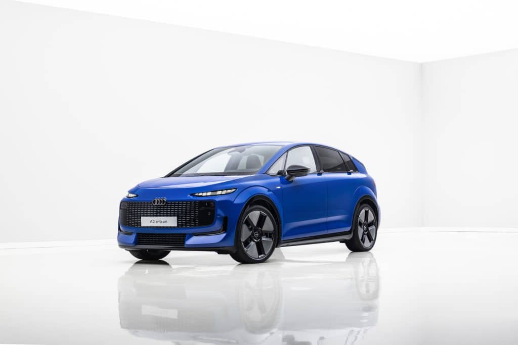 Audi A2 e-tron bleue de trois quarts avant en studio