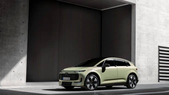 Audi A2 e-tron vert pâle de trois quarts avant