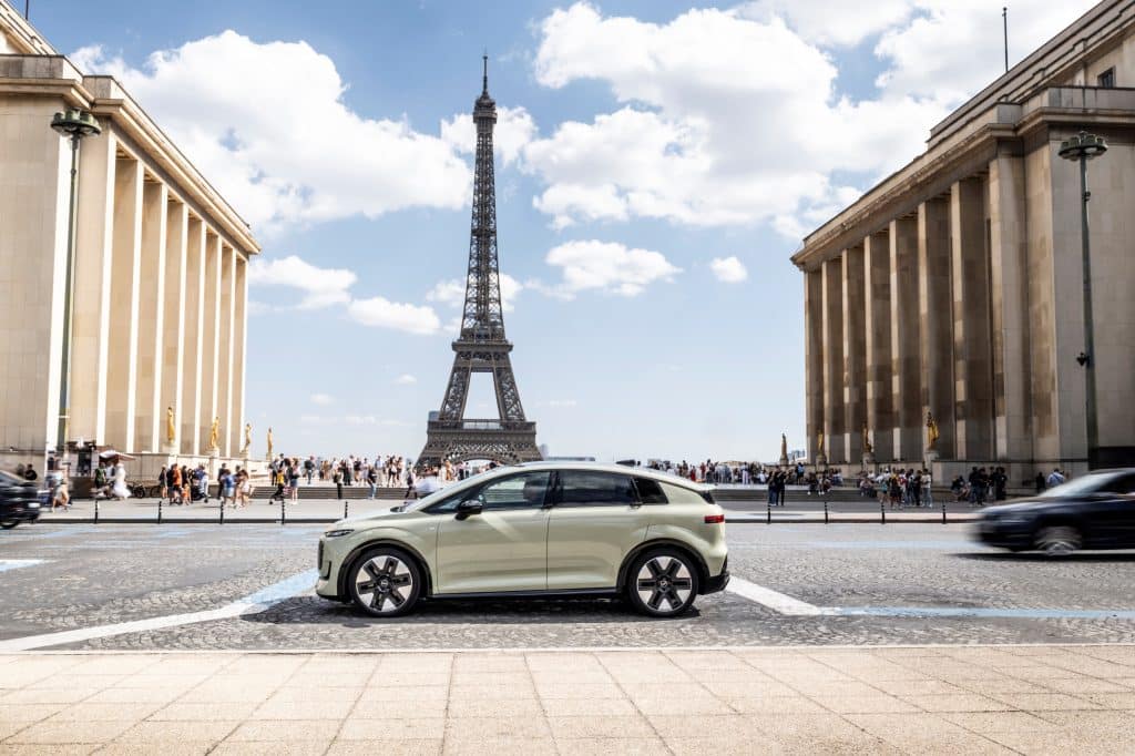 Audi A2 e-tron de profil devant la tour Eiffel à Paris