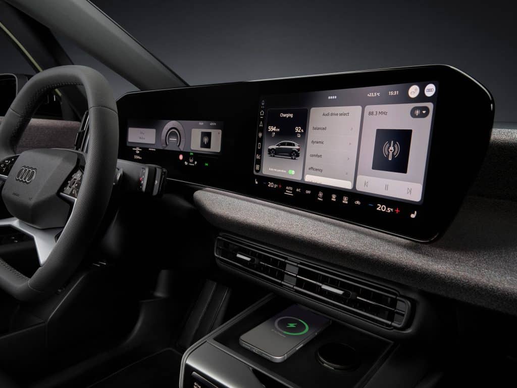 Poste de conduite de l'Audi A2 e-tron avec écran central incurvé