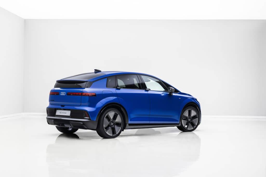 Audi A2 e-tron bleue de trois quarts arrière