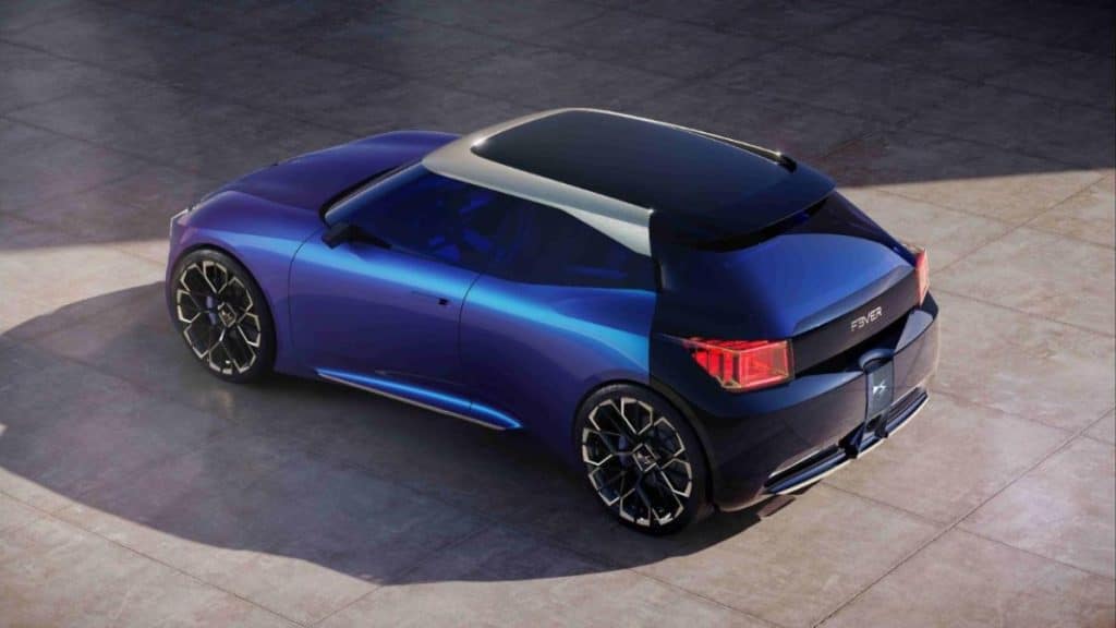 Concept DS F3VER bleu vu de trois quarts arrière en plongée, toit bicolore