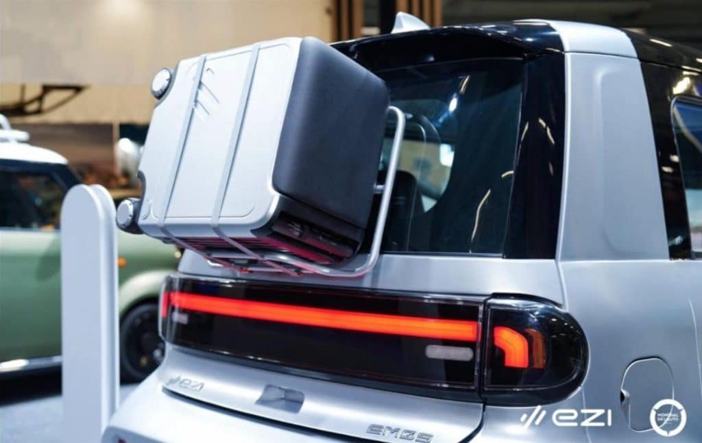 Arrière de l'EZI EM05 avec une valise sur support
