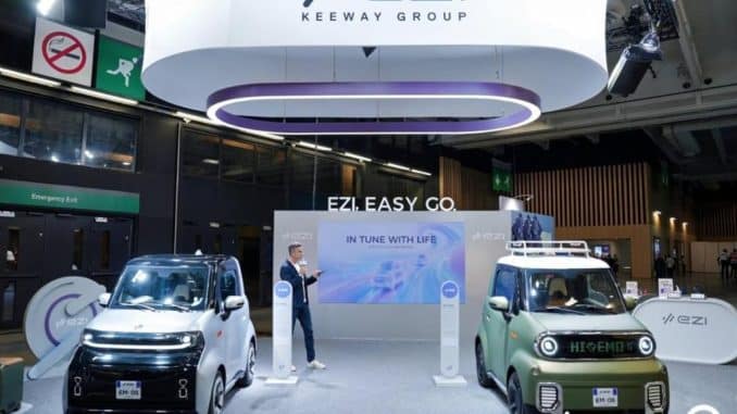 Les EZI EM05 et EM06 sur le stand EZI au Mondial de l'Auto 2026