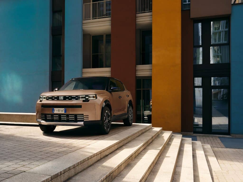 Fiat Grizzly Fastback vu de face, au pied d’un escalier