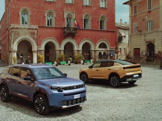 Fiat Grizzly bleu et Fiat Grizzly Fastback doré sur une place italienne