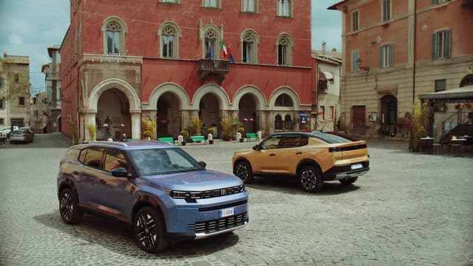 Fiat Grizzly bleu et Fiat Grizzly Fastback doré sur une place italienne