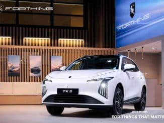 Forthing TK5 blanc sur le stand Forthing au Mondial de l'Auto 2026
