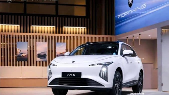 Forthing TK5 blanc sur le stand Forthing au Mondial de l'Auto 2026