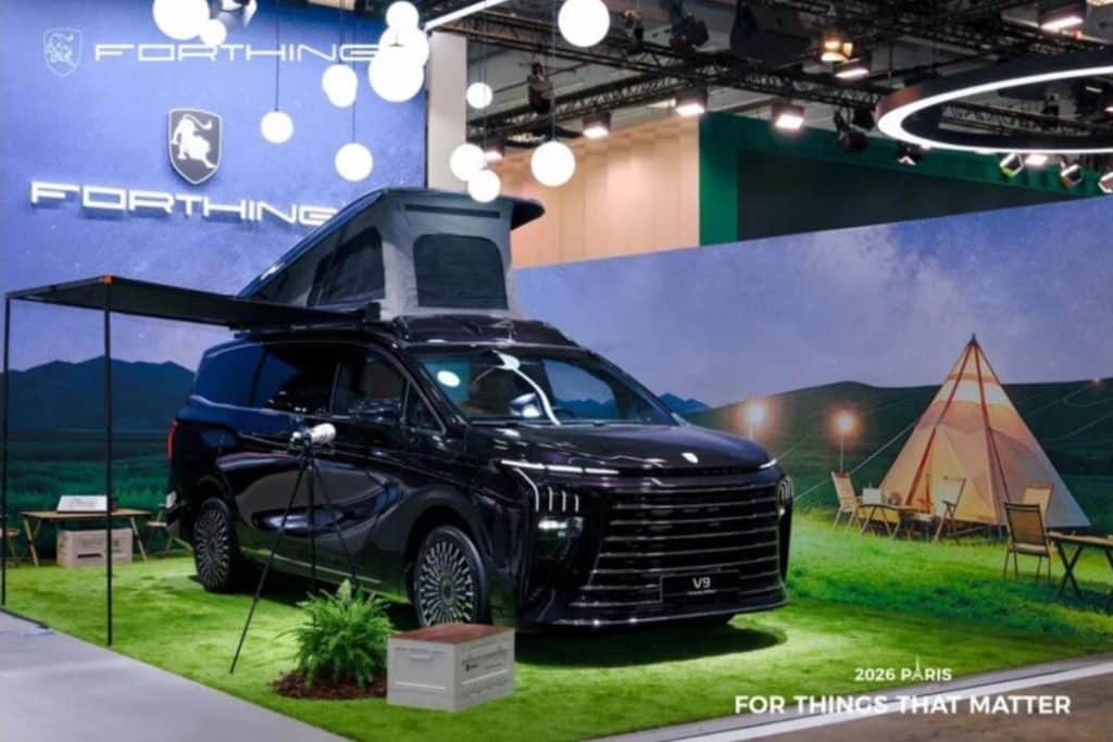 Forthing V9 Camping noir toit relevé et auvent déployé