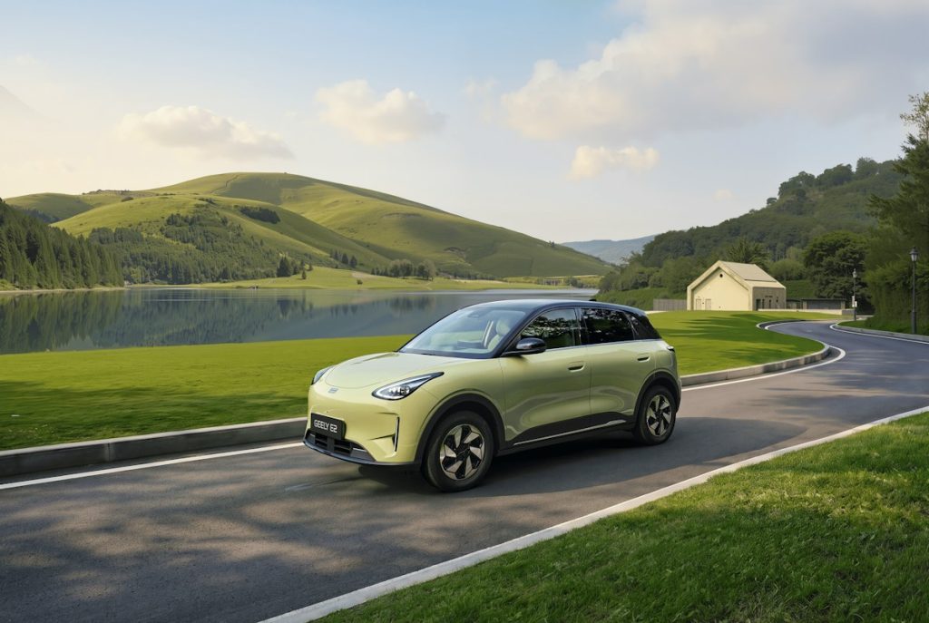 Geely E2 sur une route de campagne
