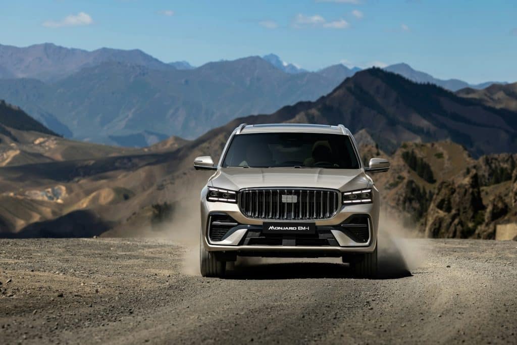 Geely Monjaro EM-i vu de face sur une piste de montagne