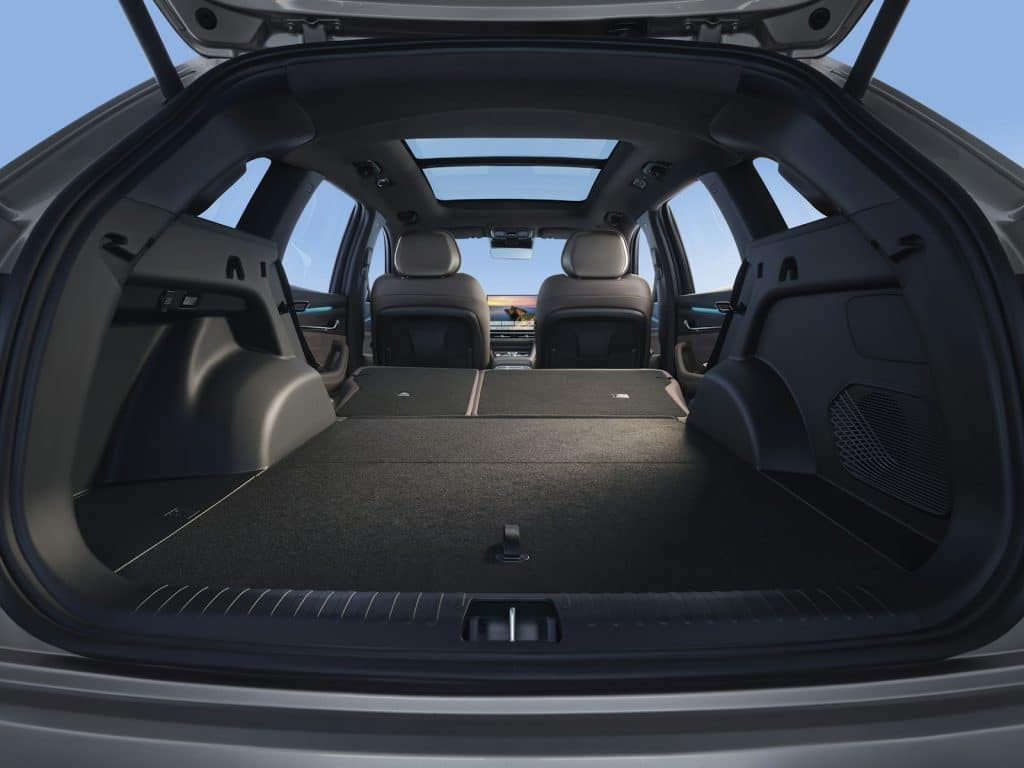 Coffre du Geely Monjaro EM-i avec la banquette arrière rabattue