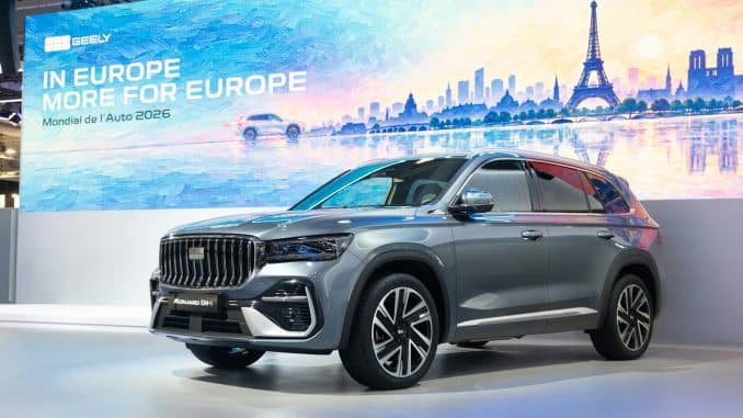 Geely Monjaro EM-i gris sur le stand Geely du Mondial de l'Auto 2026