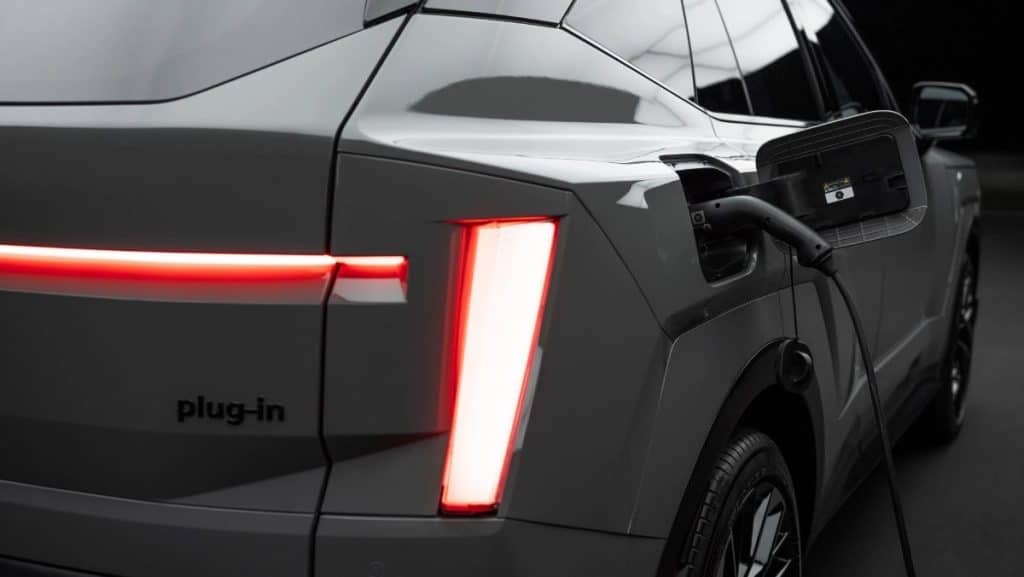 Feu arrière, câble de recharge branché et badge plug-in du Hyundai Tucson hybride rechargeable
