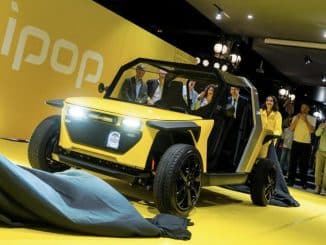 Dévoilement de l'ipop jaune devant le public