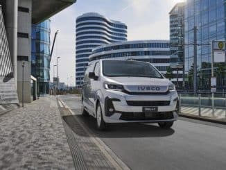 Iveco eJolly gris vu de face dans une rue