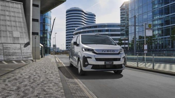 Iveco eJolly gris vu de face dans une rue