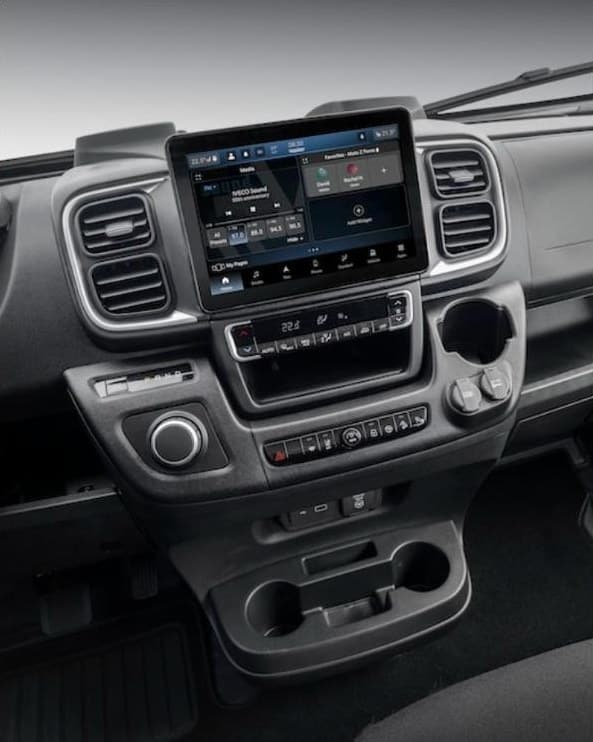 Console centrale de l'Iveco eSuperJolly avec écran tactile
