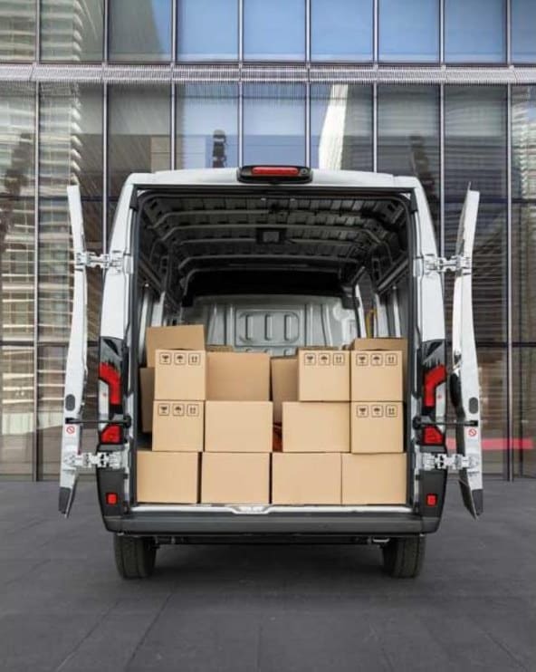 Iveco eSuperJolly vu de l'arrière, portes ouvertes et chargement de cartons