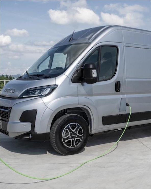Iveco eSuperJolly en charge, câble branché