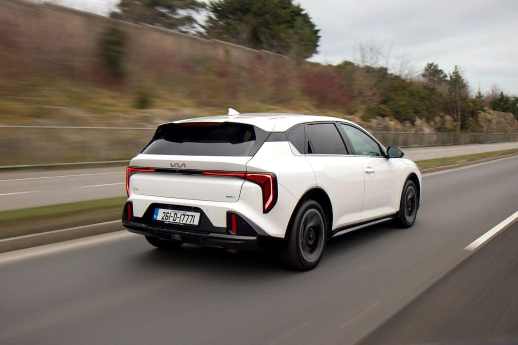 La Kia K4 5 portes vue de trois quarts arrière