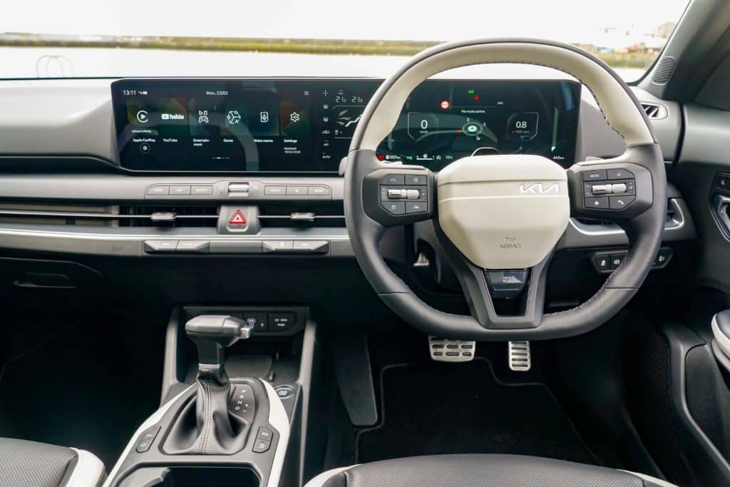 La planche de bord de la Kia K4, version à volant à droite