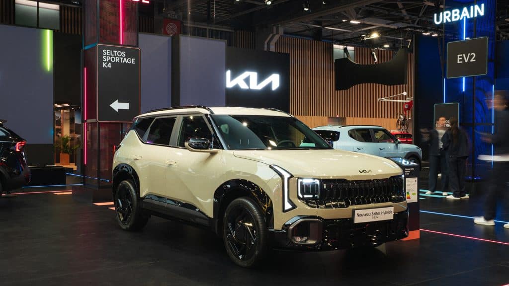 Kia Seltos hybride beige sur le stand Kia du Mondial de l'Auto 2026
