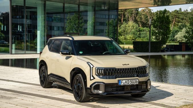 Kia Seltos X-Line beige vu de trois quarts avant