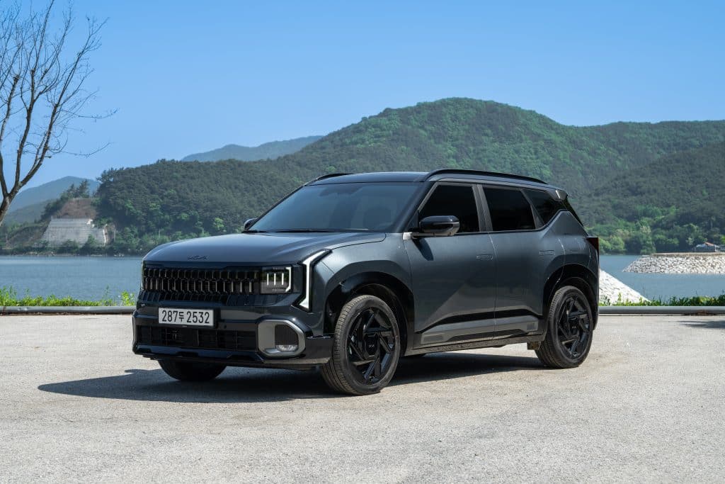 Kia Seltos hybride X-Line gris vu de trois quarts avant