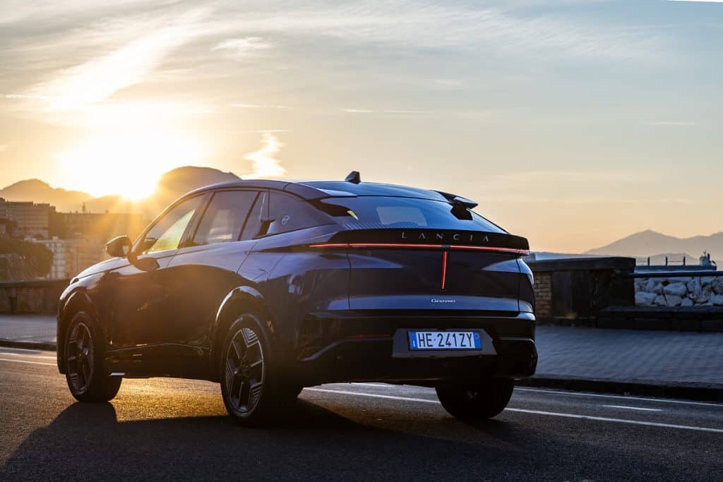 Lancia Gamma vue de trois quarts arrière au coucher du soleil