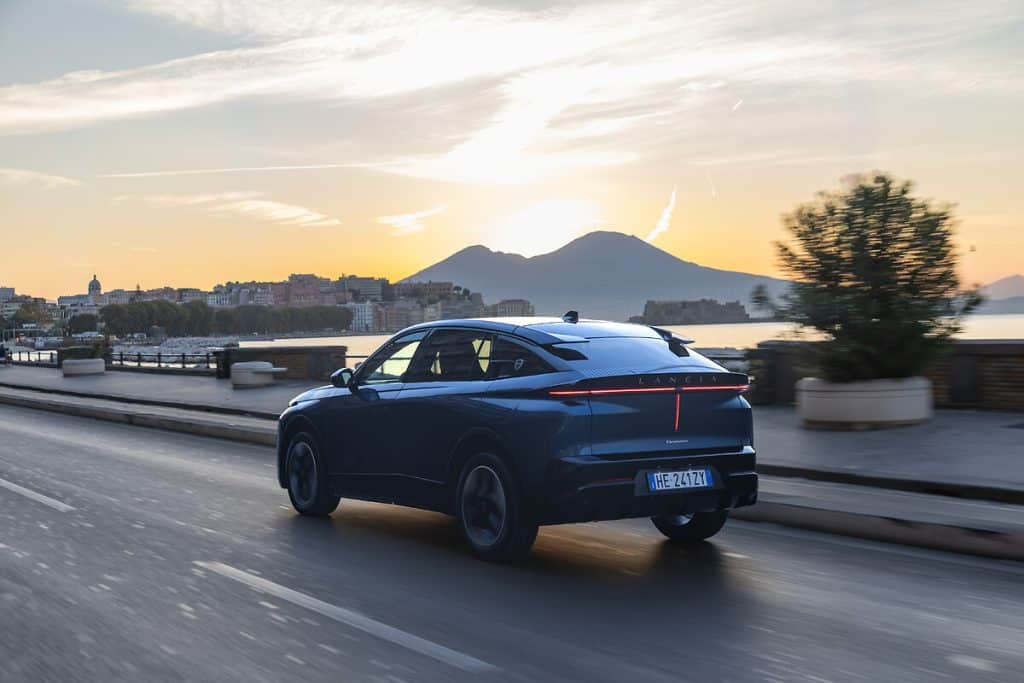Lancia Gamma en mouvement, vue de trois quarts arrière