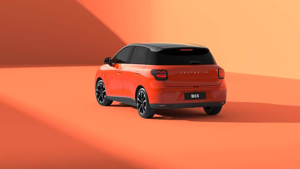 Leapmotor B03 vue de trois quarts arrière, carrosserie orange et toit noir