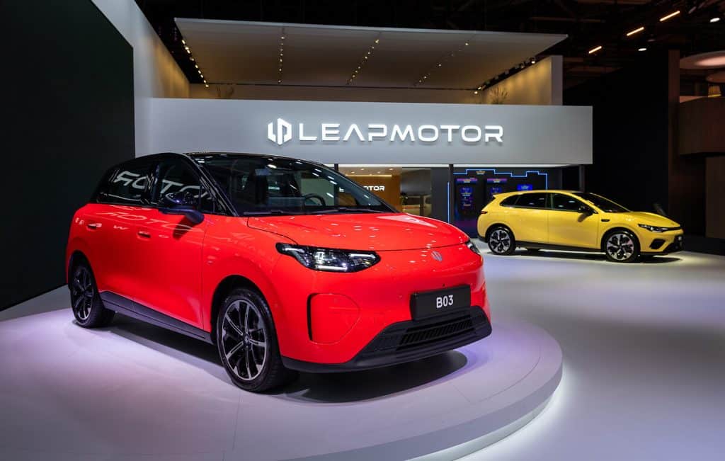 Leapmotor B03 rouge sur le stand Leapmotor au Mondial de l'Auto 2026
