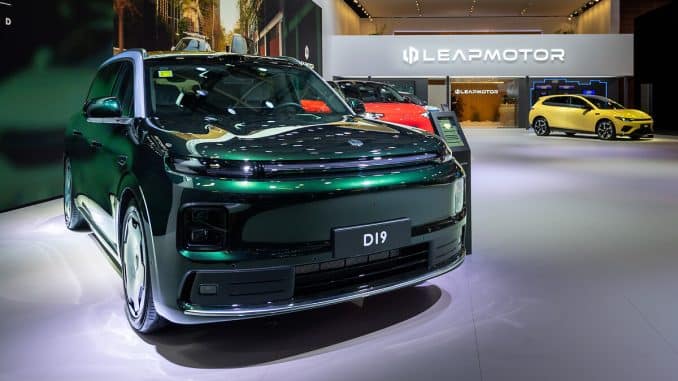 Leapmotor D19, grand SUV vert, vue de trois quarts avant sur le stand Leapmotor