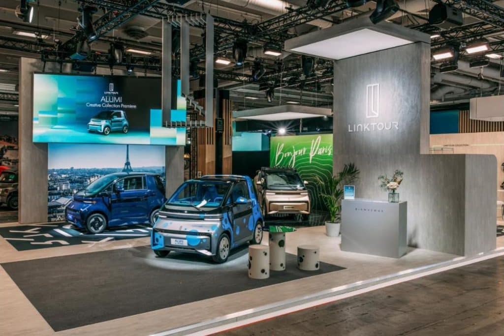 Stand Linktour au Mondial de l'Auto 2026 avec une Alumi bleue