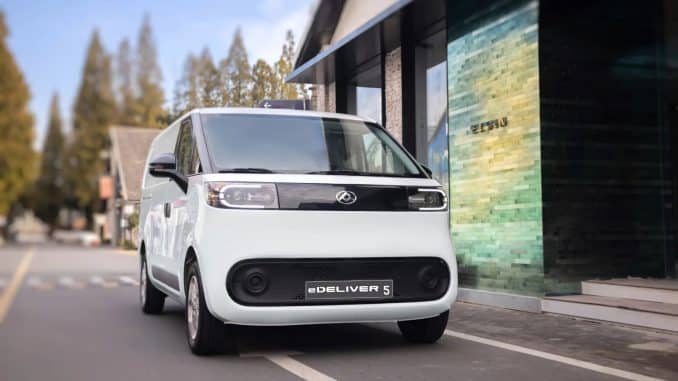 Maxus eDeliver 5 blanc, version avant restylage, dans une rue