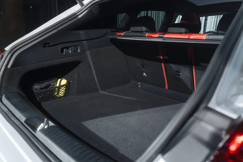 Coffre ouvert du Mercedes CLA Shooting Brake électrique, banquette arrière relevée