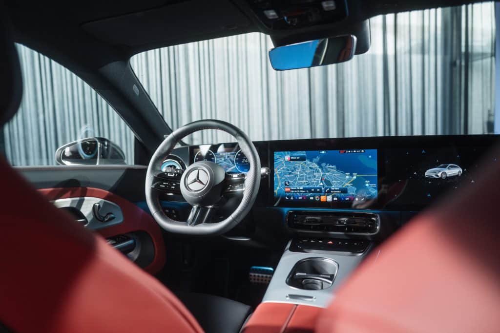 Poste de conduite du Mercedes CLA Shooting Brake électrique avec volant et écrans MBUX