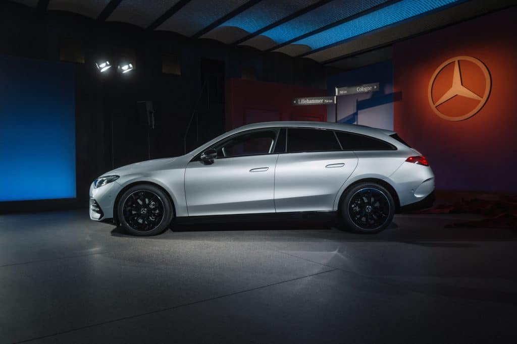 Mercedes CLA Shooting Brake électrique gris argent vu de profil en studio
