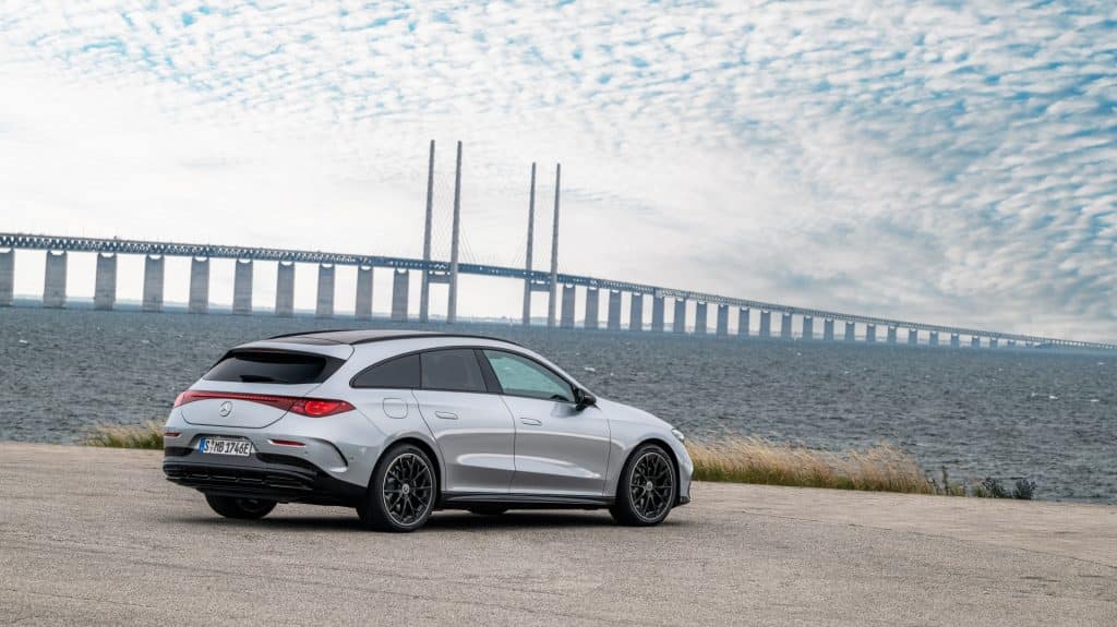 Mercedes CLA Shooting Brake électrique gris argent vu de trois quarts arrière