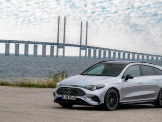 Mercedes CLA Shooting Brake électrique gris argent vu de trois quarts avant, pont de l'Øresund en arrière-plan