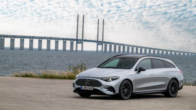Mercedes CLA Shooting Brake électrique gris argent vu de trois quarts avant, pont de l'Øresund en arrière-plan