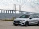 Mercedes CLA Shooting Brake électrique gris argent vu de trois quarts avant, pont de l'Øresund en arrière-plan